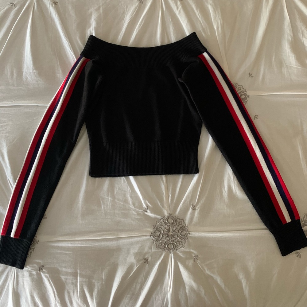 off the shoulder cotton crop w/ stripes on sleeves
